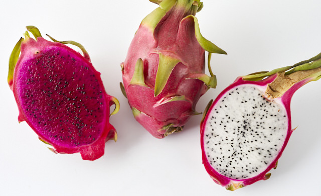レッドドラゴンフルーツの断面、ホワイトドラゴンフルーツの断面の写真