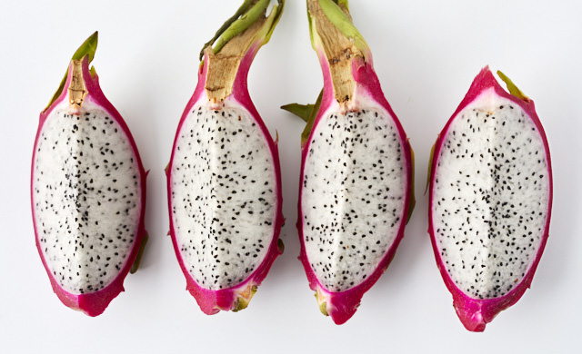 ドラゴンフルーツを縦4等分に切る写真