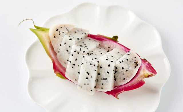 ドラゴンフルーツの皮を器にした写真