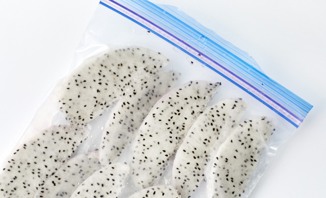 潰して練乳を混ぜて冷凍したドラゴンフルーツの写真