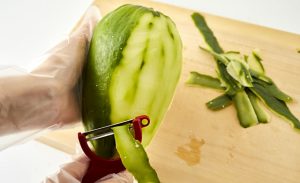 皮をむいている写真