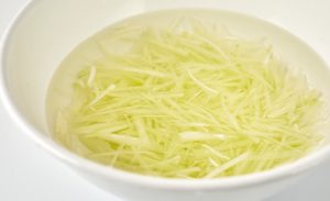 皮をむいている写真