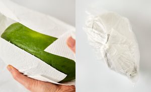 青パパイヤをペーパータオルで包んでいる写真/ポリ袋に入れた写真