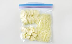 下処理した青パパイヤを冷凍用保存袋に入れた写真