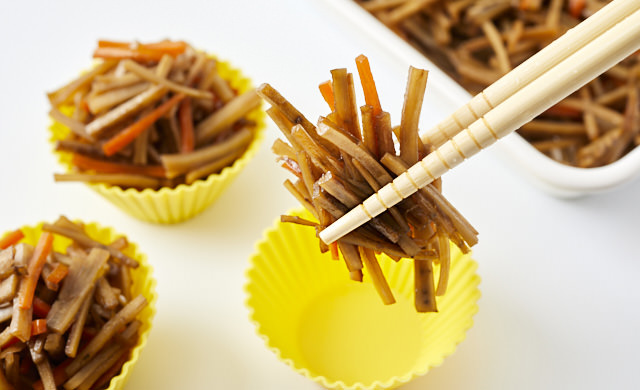 シリコンカップにきんぴらごぼうを入れている写真