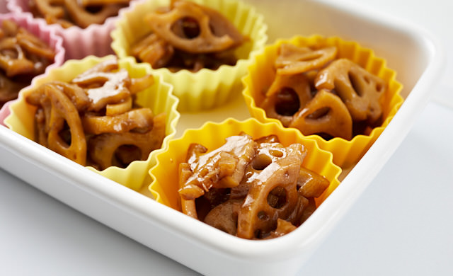 シリコンカップに入ったれんこんのきんぴらの写真