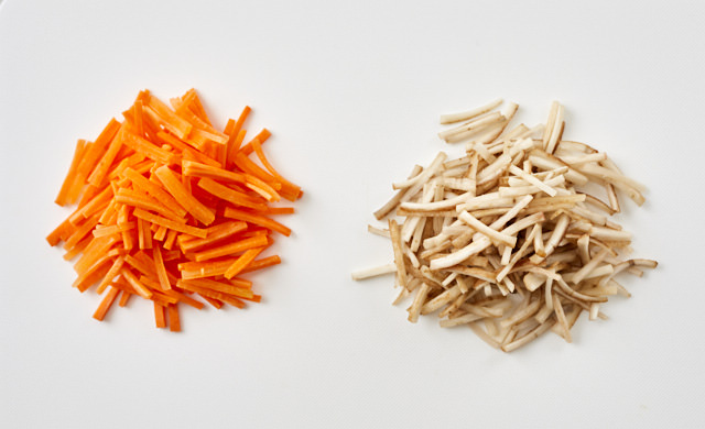 カットしたにんじんとごぼうの写真