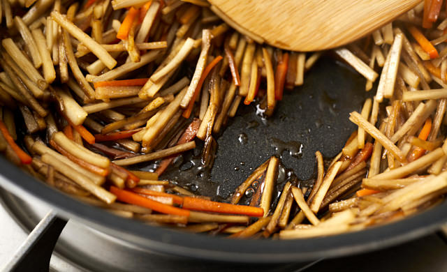 きんぴらの汁気を飛ばしている写真