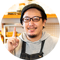 指差しをする小久保さん