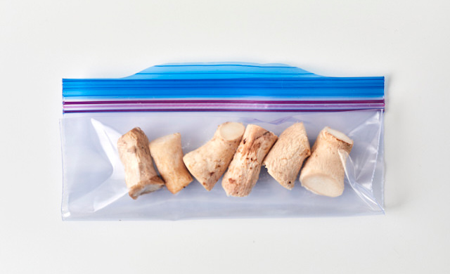 しいたけの軸を冷凍用保存袋に入れた写真