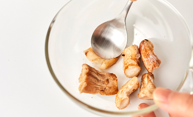 しいたけの軸を潰している写真