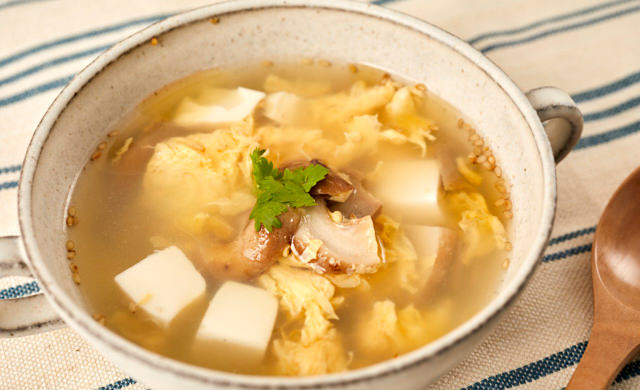 豆腐としいたけの軸の中華スープの写真