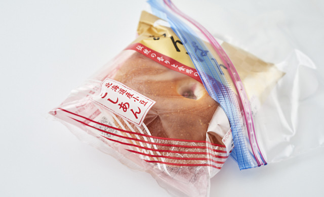 袋のまま冷凍用保存袋に入れる袋包装のパンの写真