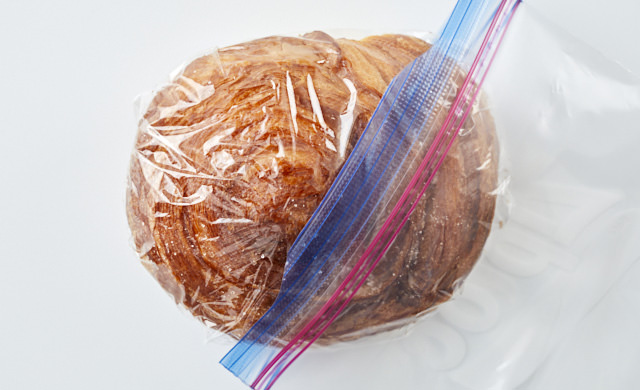 ラップに包んで冷凍用保存袋に入れるパン屋のパンの写真