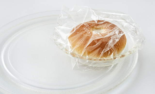 電子レンジで加熱しようとするパンの写真