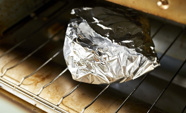 オーブントースターで焼こうとするパンの写真