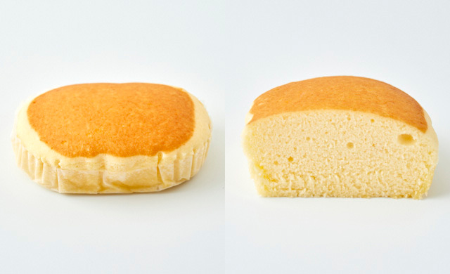 解凍した冷凍蒸しパンの全体像、半分に切った断面の写真
