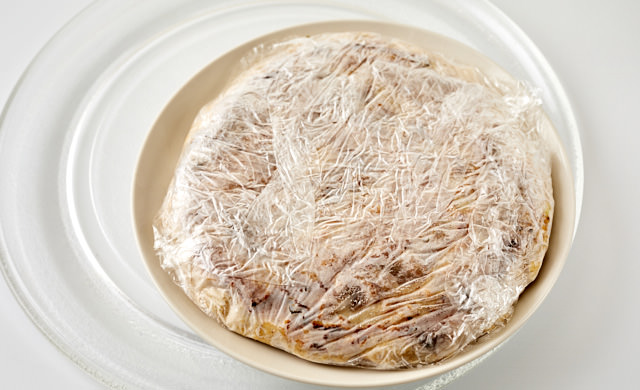 冷凍したお好み焼きをターンテーブルにのせている写真