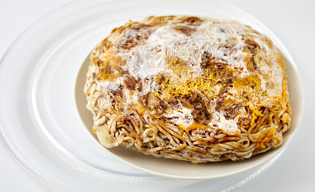 広島風お好み焼きをターンテーブルにのせている写真