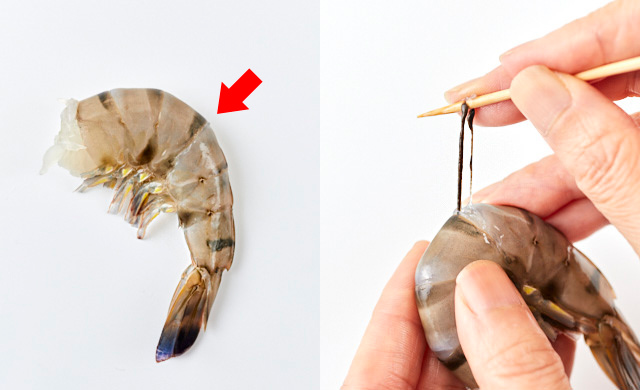 横向きの殻付きエビと竹串で背ワタを取り除く写真