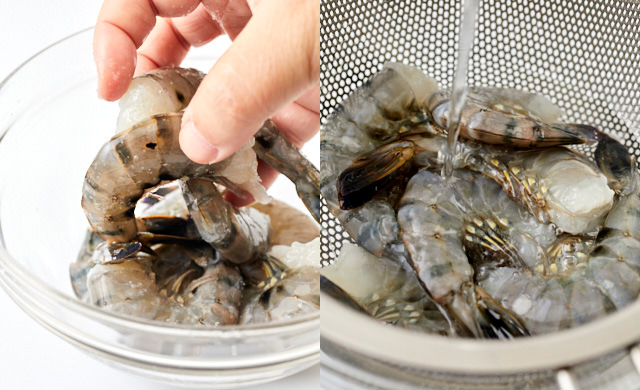 塩を酒をふった殻付きエビをもんでいる、流水で殻付きエビを洗う写真