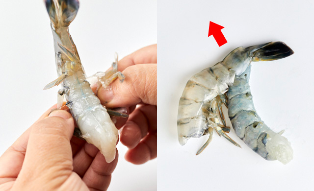 殻付きエビの殻をむく、殻からエビの引っ張る写真