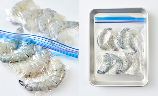 冷凍した殻付きエビと生の殻付きエビの写真