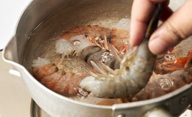 殻付きエビをゆでる写真