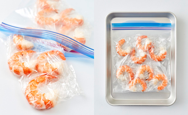 冷凍した殻付きエビと生の殻付きエビの写真