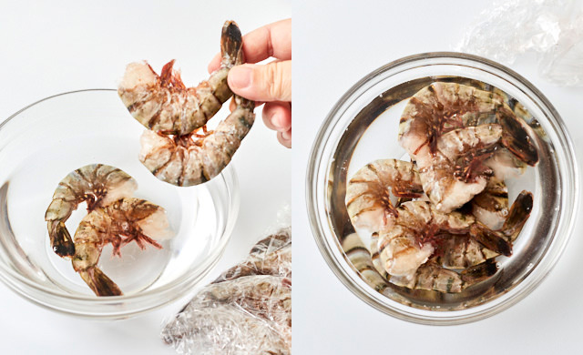 冷凍した殻付きエビを塩水に入れる、解凍された冷凍殻付きエビの写真