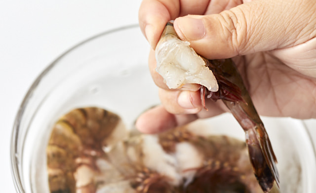 冷凍殻付きエビが解凍されたかをチェックする写真