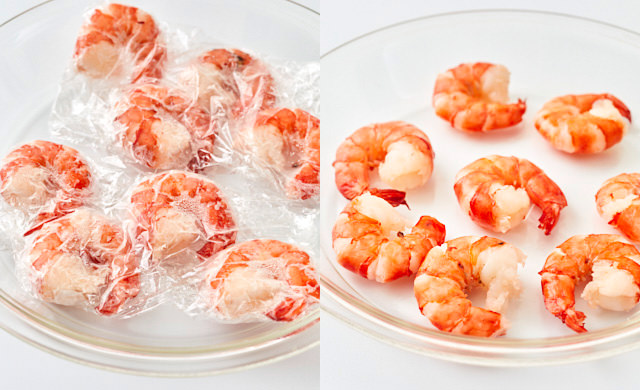 冷凍ゆでエビを電子レンジ解凍する、解凍された冷凍ゆでエビの写真