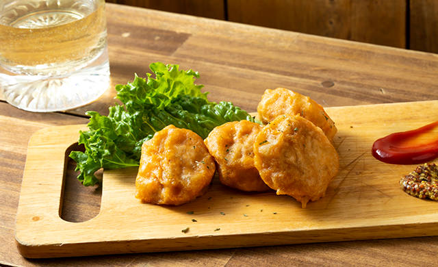 『からあげチキン』と白ワインの写真