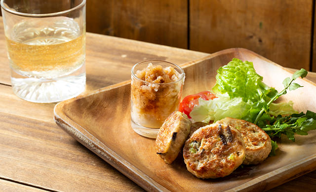 『たっぷり野菜の和風ハンバーグ』と白ワインの写真