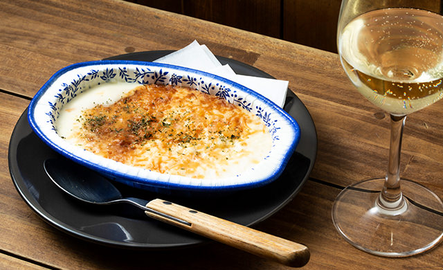 『蔵王えびグラタン』と白ワインの写真