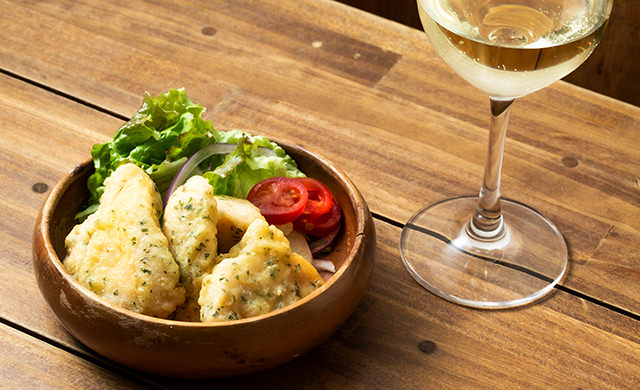 『梅しそささみ天』と白ワインの写真