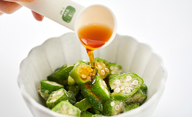 凍ったオクラにめんつゆをかけている写真