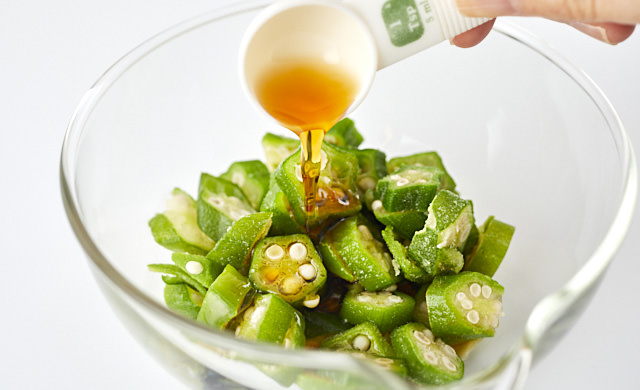凍ったオクラにめんつゆをかけている写真