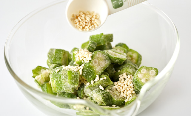 オクラに顆粒鶏ガラスープの素をかけている写真