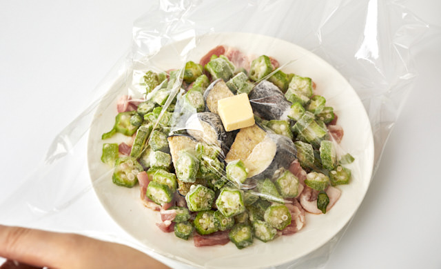 耐熱皿に材料をのせた写真