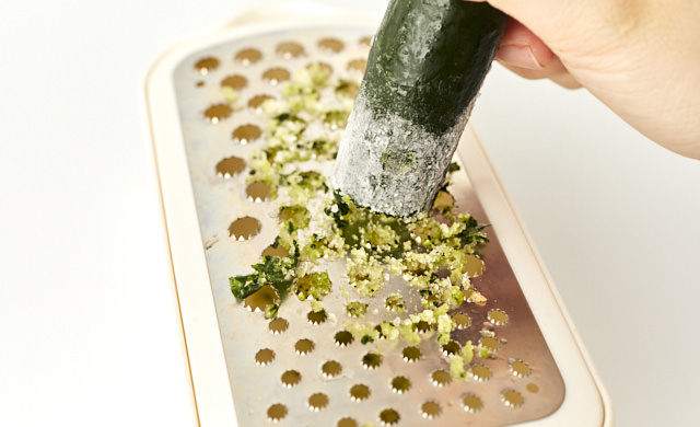 冷凍きゅうりをすりおろしている写真