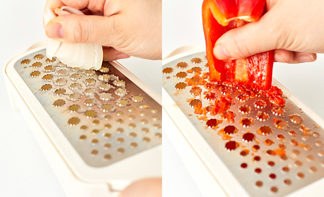 パプリカをすりおろしている写真