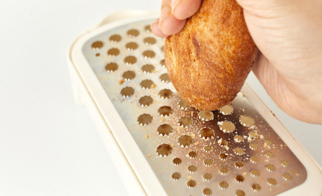 バゲットをすりおろしている写真