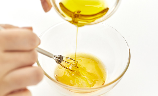 オリーブオイルを加えている写真