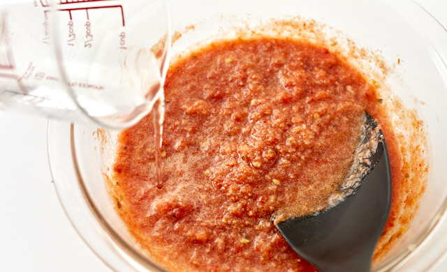 ガスパチョに水を加えている写真