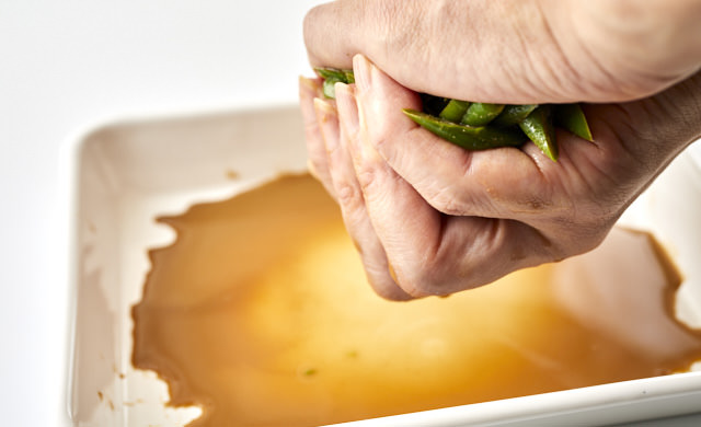 冷凍いんげんの汁気を切っている写真