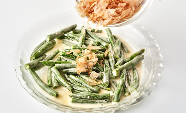 いんげんにかつお節をかける写真