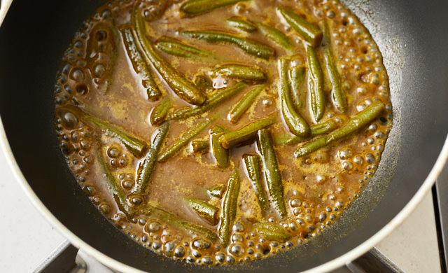 冷凍いんげんをクタクタに煮る写真