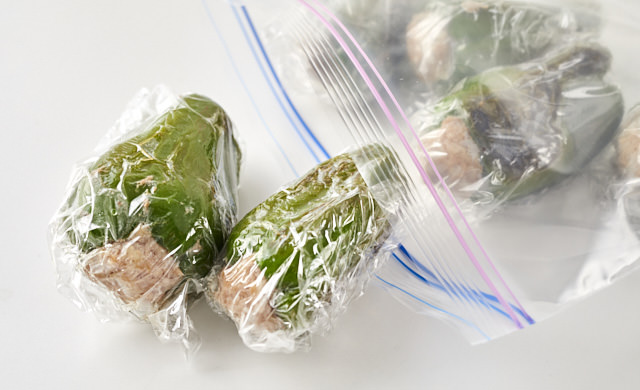 ラップで包んだピーマンの肉詰めの写真