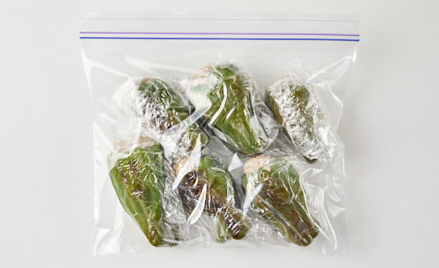 ラップで包んだピーマンの肉詰めの写真